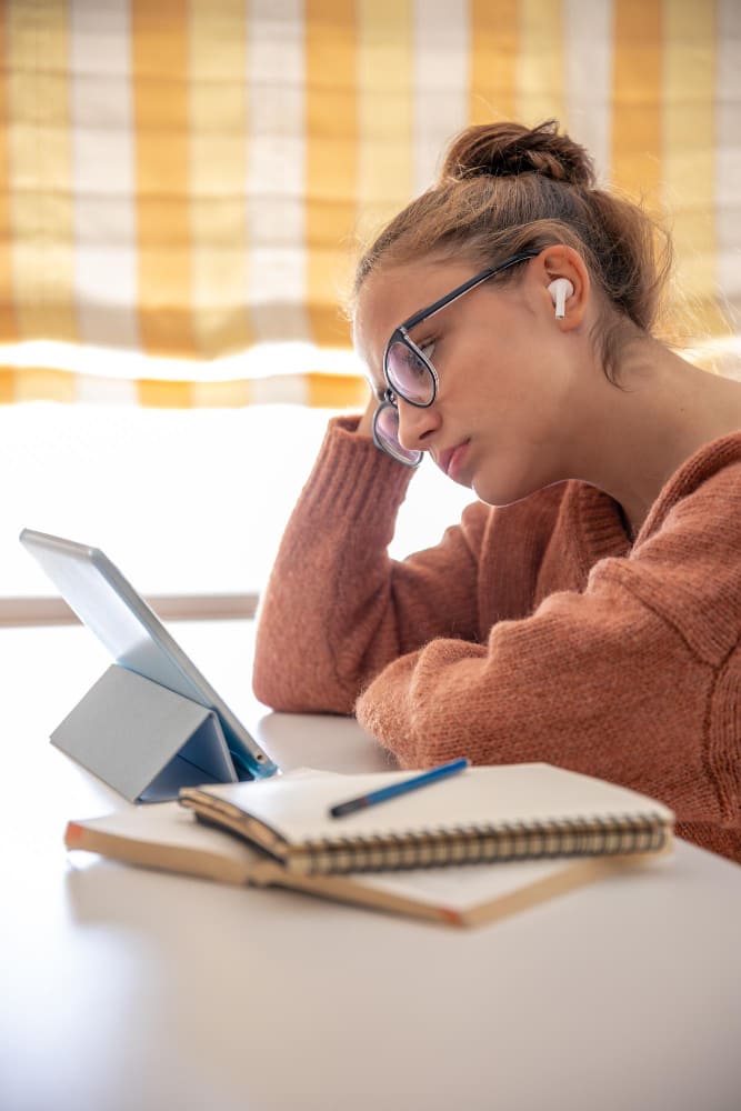 Persona estudiando para una oposición